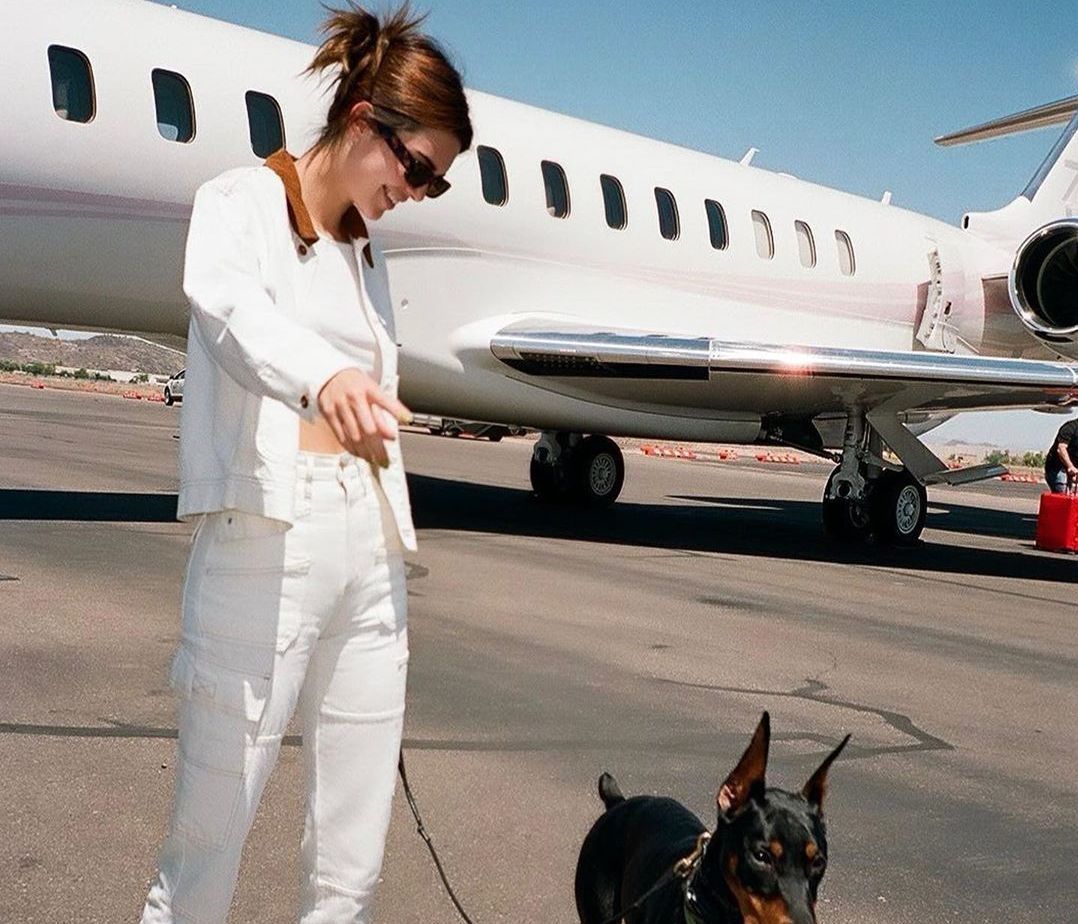 Λευκό παντελόνι: η τάση που αγαπούν όλες οι celebs