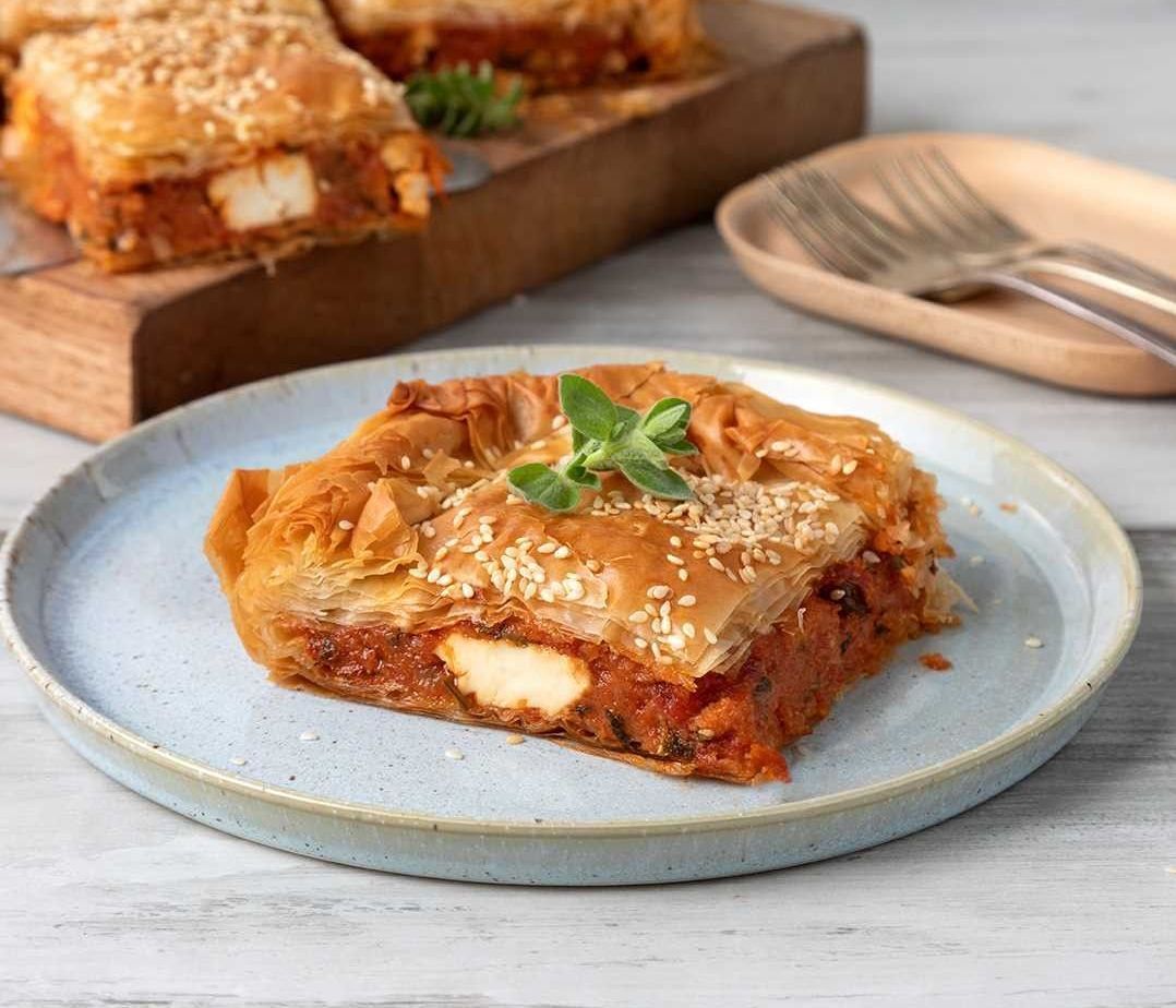 Άκης Πετρετζίκης: Ντοματόπιτα με φέτα