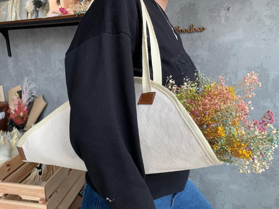 Flower Bags: Οι τσάντες για να βάζεις τα λουλούδια σου είναι το νέο must have της σεζόν