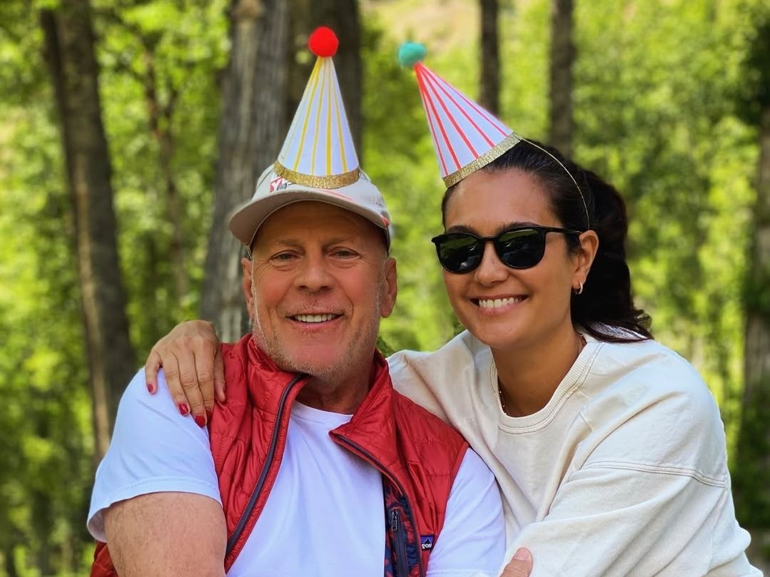 H Emma Heming έγινε 50 & γιορτάζει με τον Bruce Willis: «Πενθούμε έναν άνθρωπο που είναι ζωντανός»