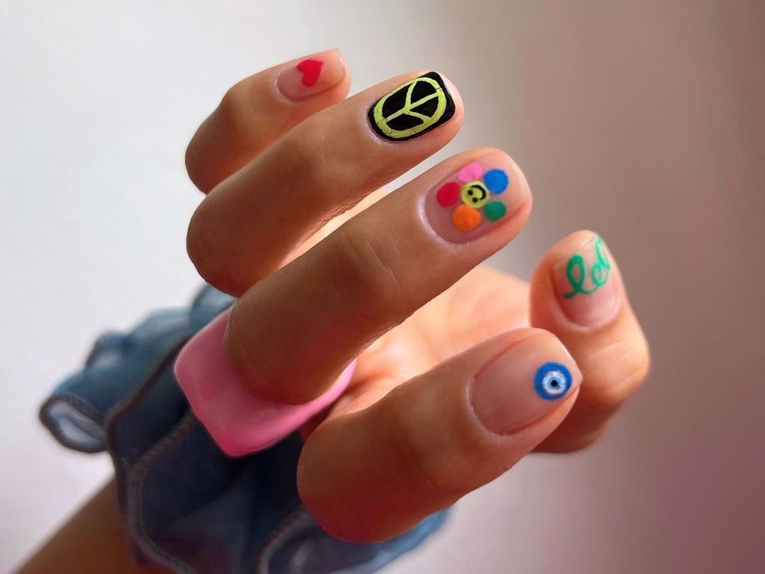 10 funky nail art για σένα που «ψηφίζεις» κοντά νύχια
