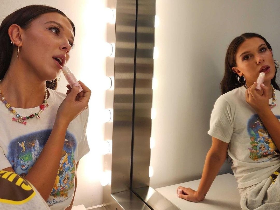 Το αξεσουάρ που δεν αποχωρίζεται η Millie Bobby Brown θα γίνει η νέα σου εμμονή