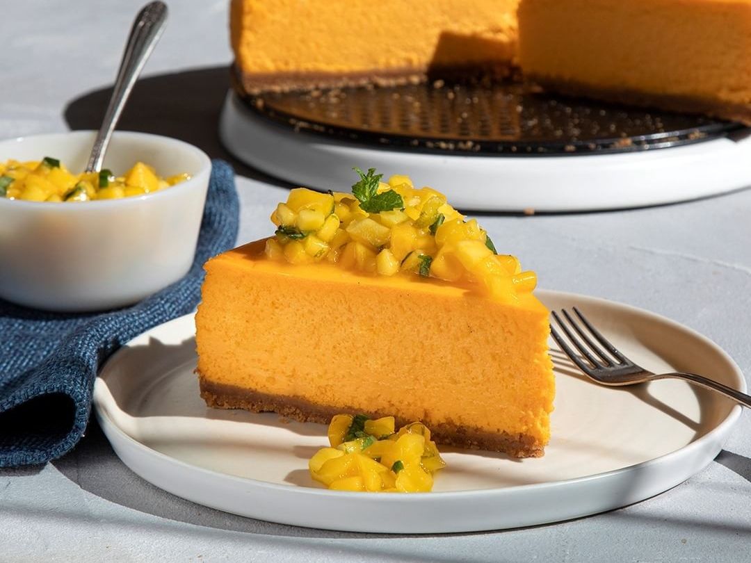 Άκης Πετρετζίκης: Cheesecake μάνγκο