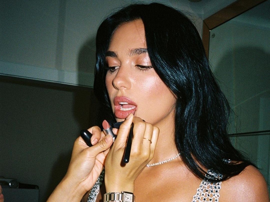 5 nude κραγιόν που θα κάνουν τα χείλη σου juicy σαν της Dua Lipa