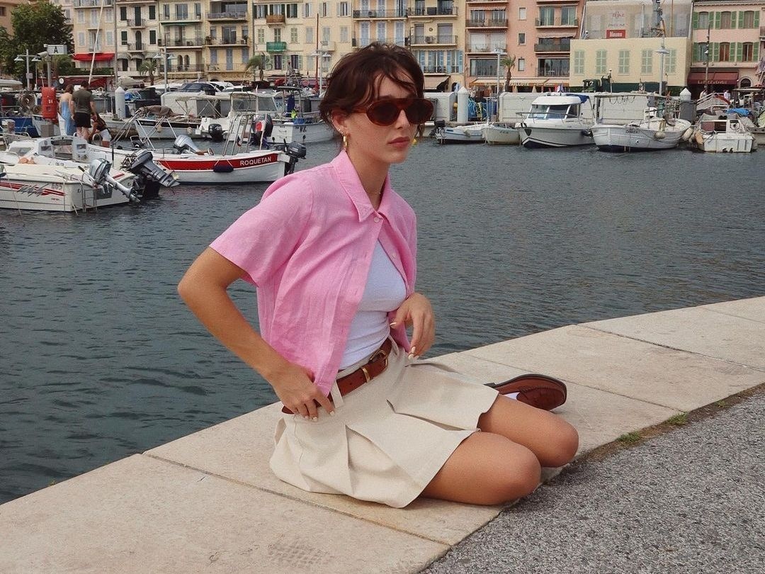 Η Emma Chamberlain μας βάζει σε back to school mood με τα καλύτερα preppy looks του φθινοπώρου