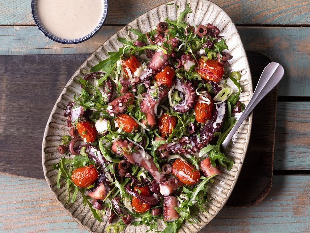 Άκης Πετρετζίκης: Καλοκαιρινή σαλάτα με χταπόδι