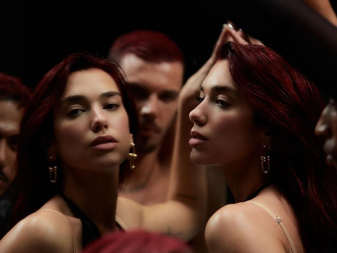 Το silver manicure της Dua Lipa είναι το απόλυτο trend της σεζόν