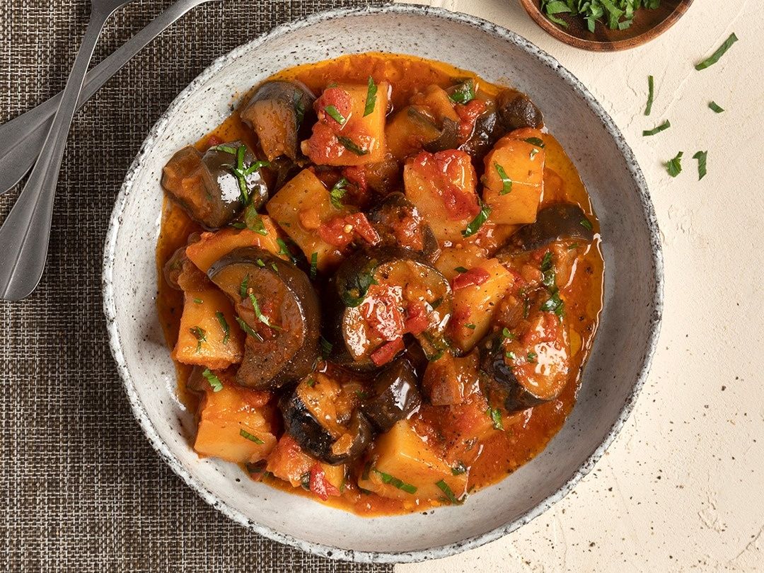 Άκης Πετρετζίκης: Μελιτζάνες γιαχνί με πατάτες