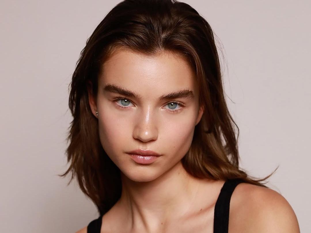 5 κολακευτικά χρώματα μαλλιών για σταρένιες επιδερμίδες, από Butterscotch έως Bronde