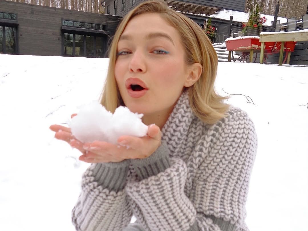 Μπλε eyeliner: H Gigi Hadid μας δείχνει πώς να πετύχουμε το «frosty eye look» που ταιριάζει σε όλες
