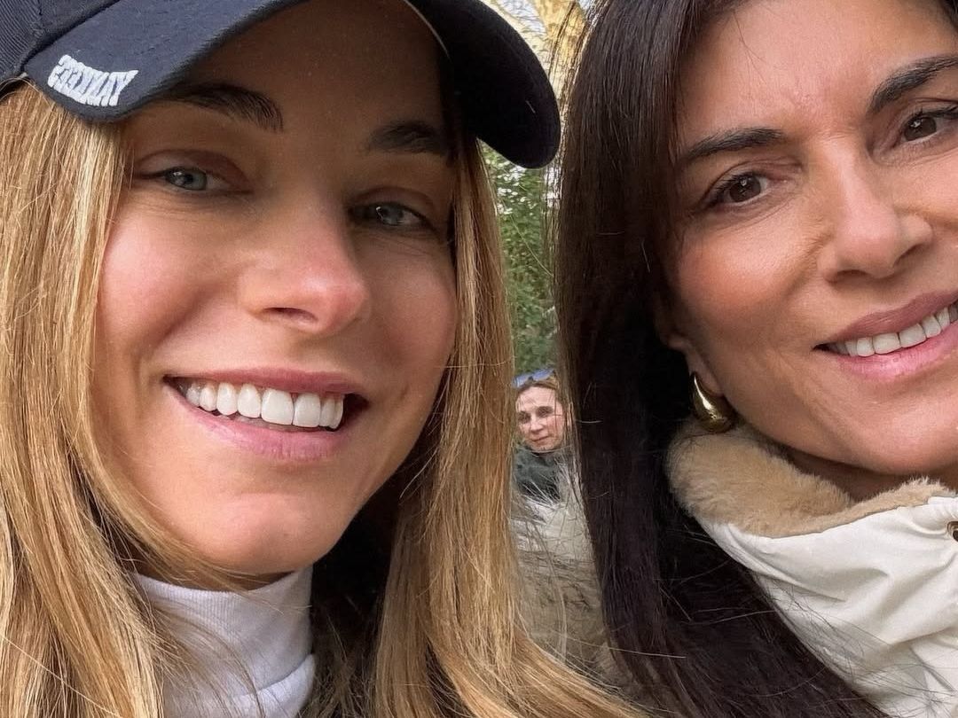 Η Δούκισσα Νομικού ποζάρει με την κόρη της, τη μαμά και τη γιαγιά της και τα σχόλια μιλάνε περί DNA