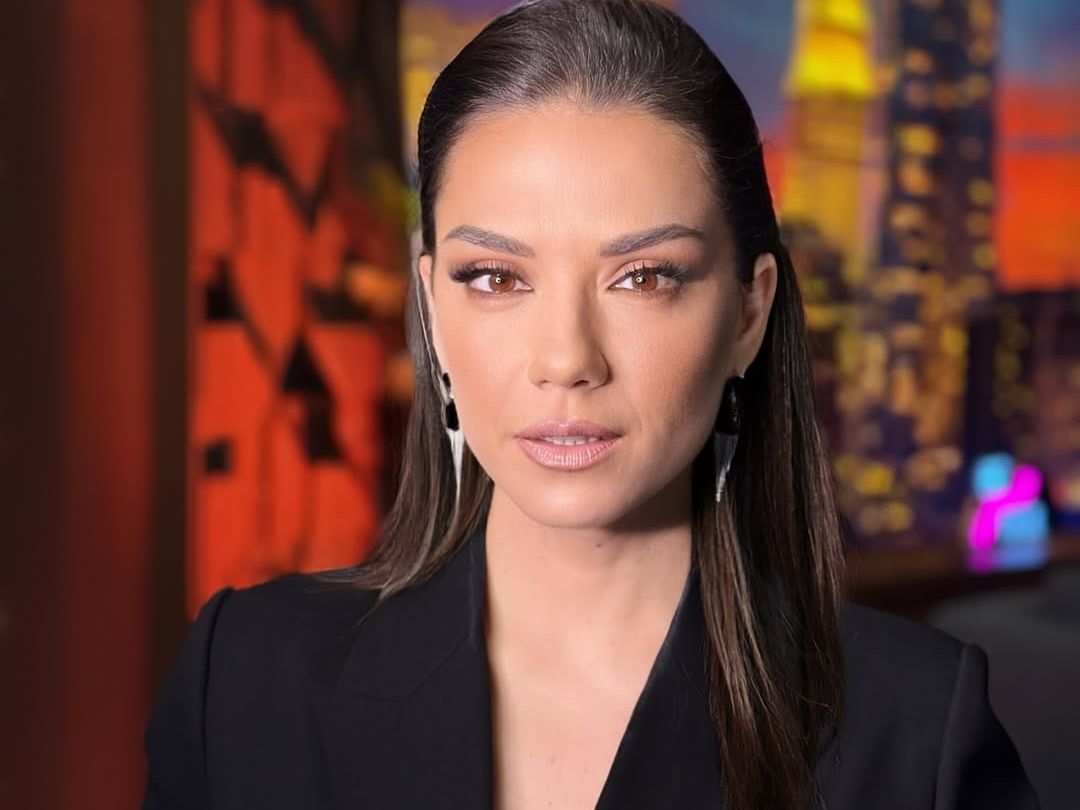 Η Βάσω Λασκαράκη με άβαφα χείλη, φέρνει ξανά στο προσκήνιο το trend από τα 00s