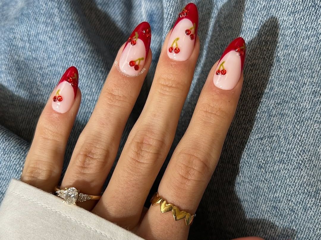 Berry Nails: Το πιο fun και ζουμερό manicure της άνοιξης εμπνευσμένο από τις αποχρώσεις των μούρων