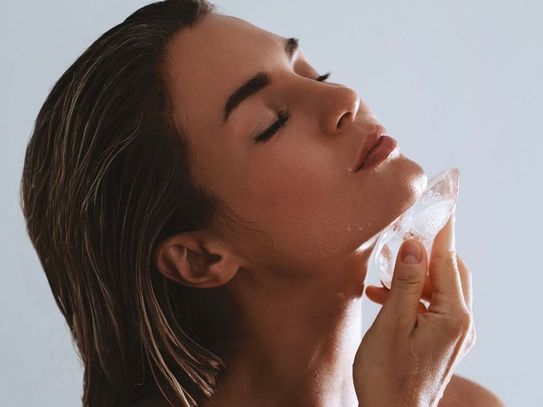 Face icing: Κάνει όντως θαύματα το αγαπημένο trick των celebrities για λάμψη και σφριγηλότητα;