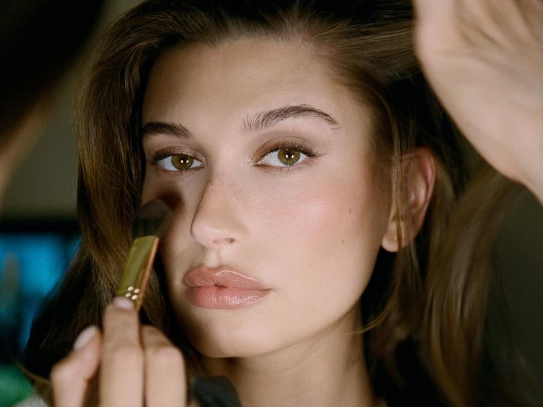 Facial ice bath ή depuffing mask; Η Hailey Bieber μάς εμπνέει με τη ρουτίνα πριν το Met Gala 2025