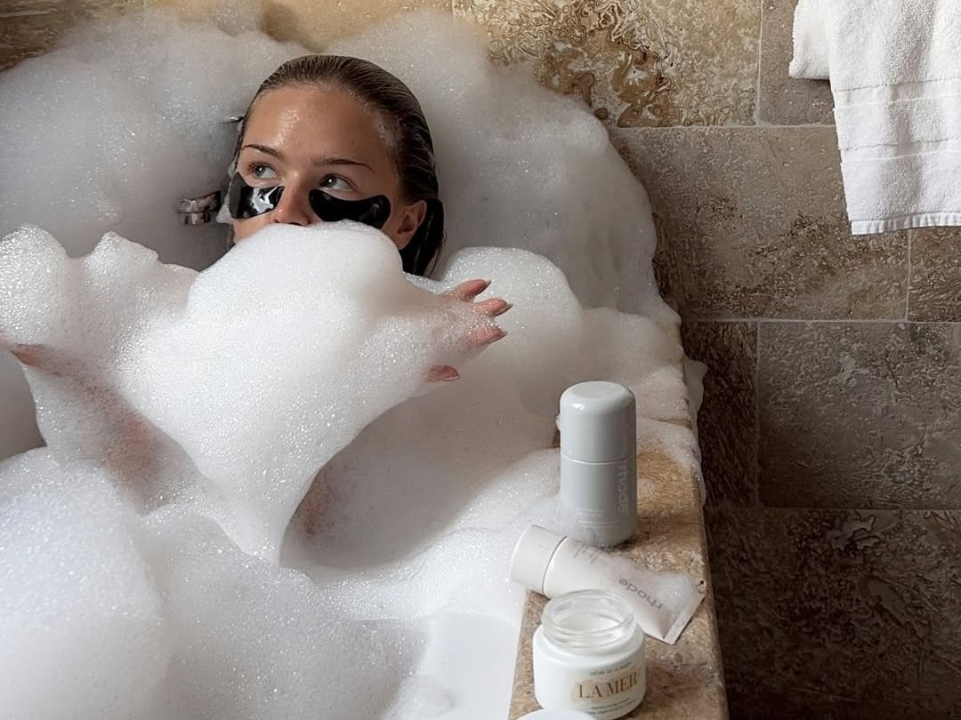 Ζεστό ή κρύο ντους: Ποιο είναι το «μυστικό» για τέλεια επιδερμίδα;