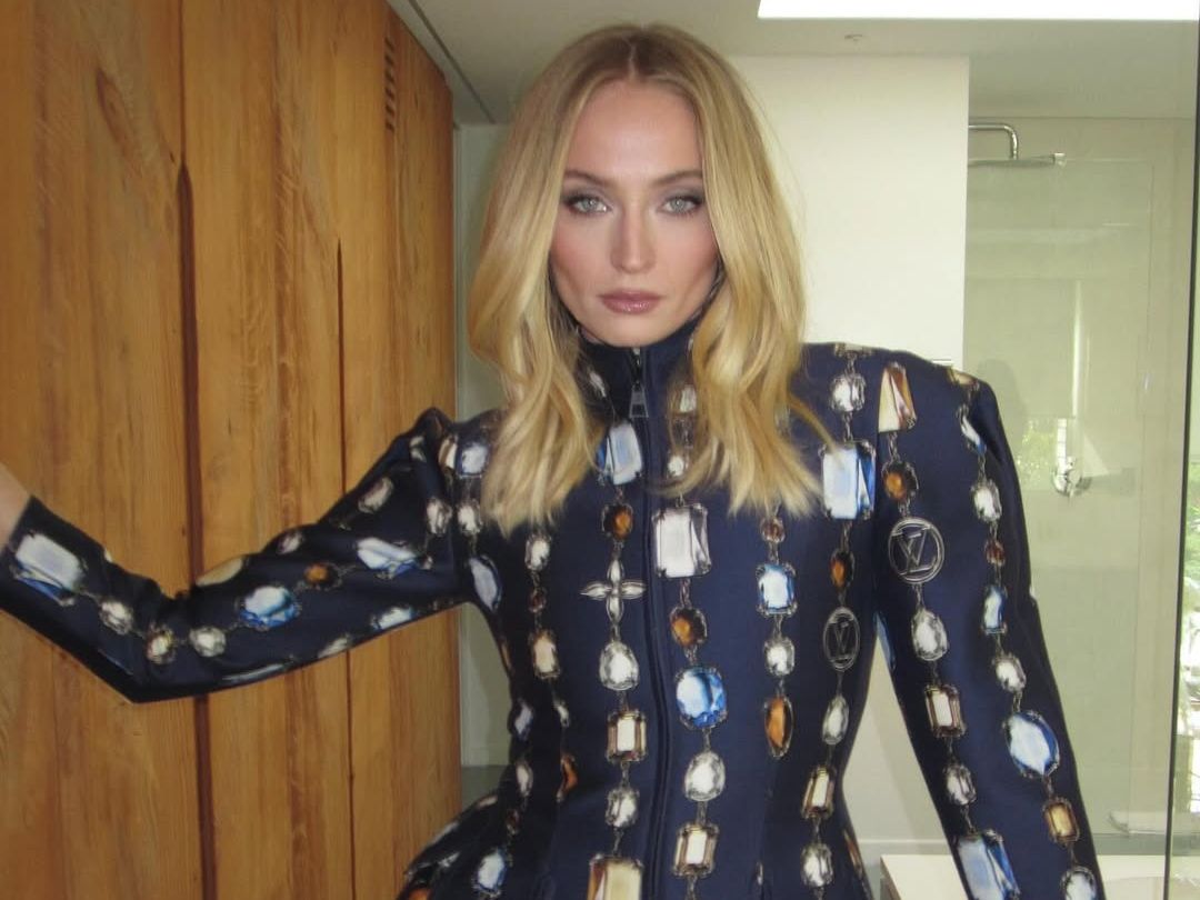 Sophie Turner: Έκανε το πιο εύκολο κούρεμα μεσαίου μήκους & 5 μάσκες για λείανση