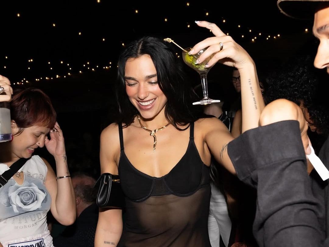 Κρύσταλλα, στρας και glitter: Η Dua Lipa επέλεξε το πιο trendy manicure που κάνει τα άκρα να λάμπουν