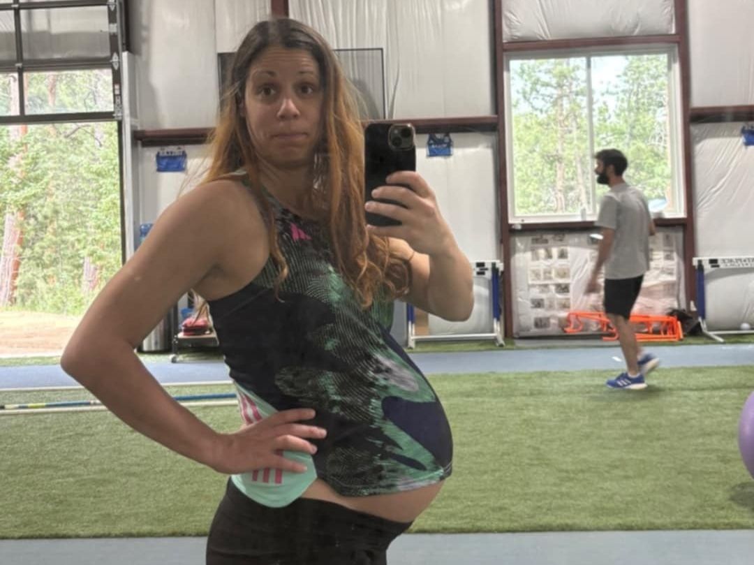 Η Κατερίνα Στεφανίδη δηλώνει «ακόμα έγκυος» και συνεχίζει τις προπονήσεις με φουσκωμένη κοιλιά