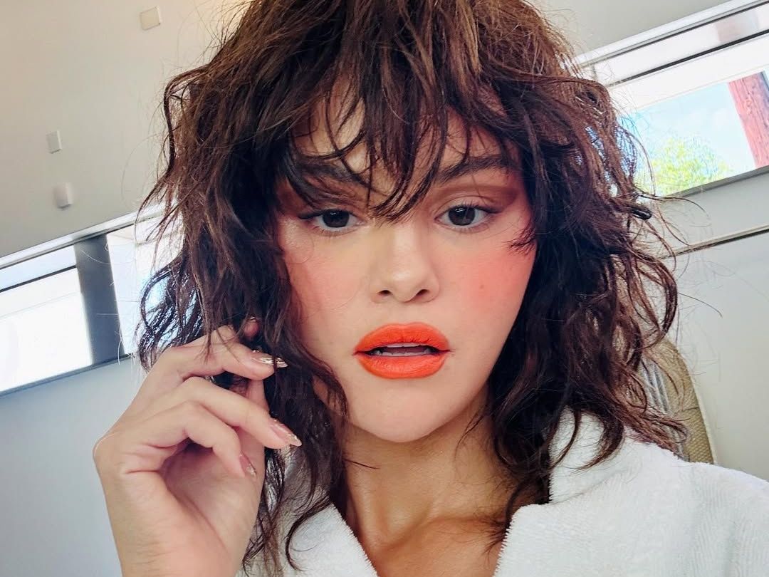 Η Selena Gomez έκοψε ξανά τα μαλλιά της καρέ με αφέλειες, το hair trend που ταιριάζει σε όλες