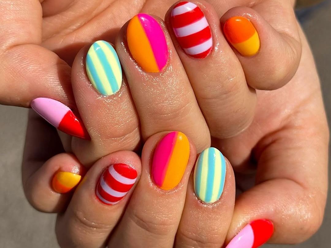 Beach Towel Manicure: Το νέο nail trend θα είναι matchy-matchy με την πετσέτα των διακοπών σου