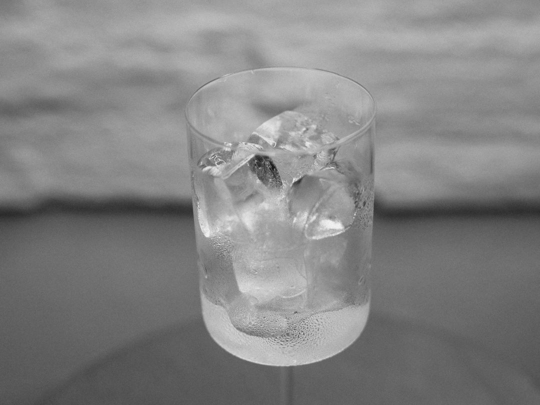 Είναι σωστό να πίνουμε παγωμένο νερό όταν κάνει πολλή ζέστη;