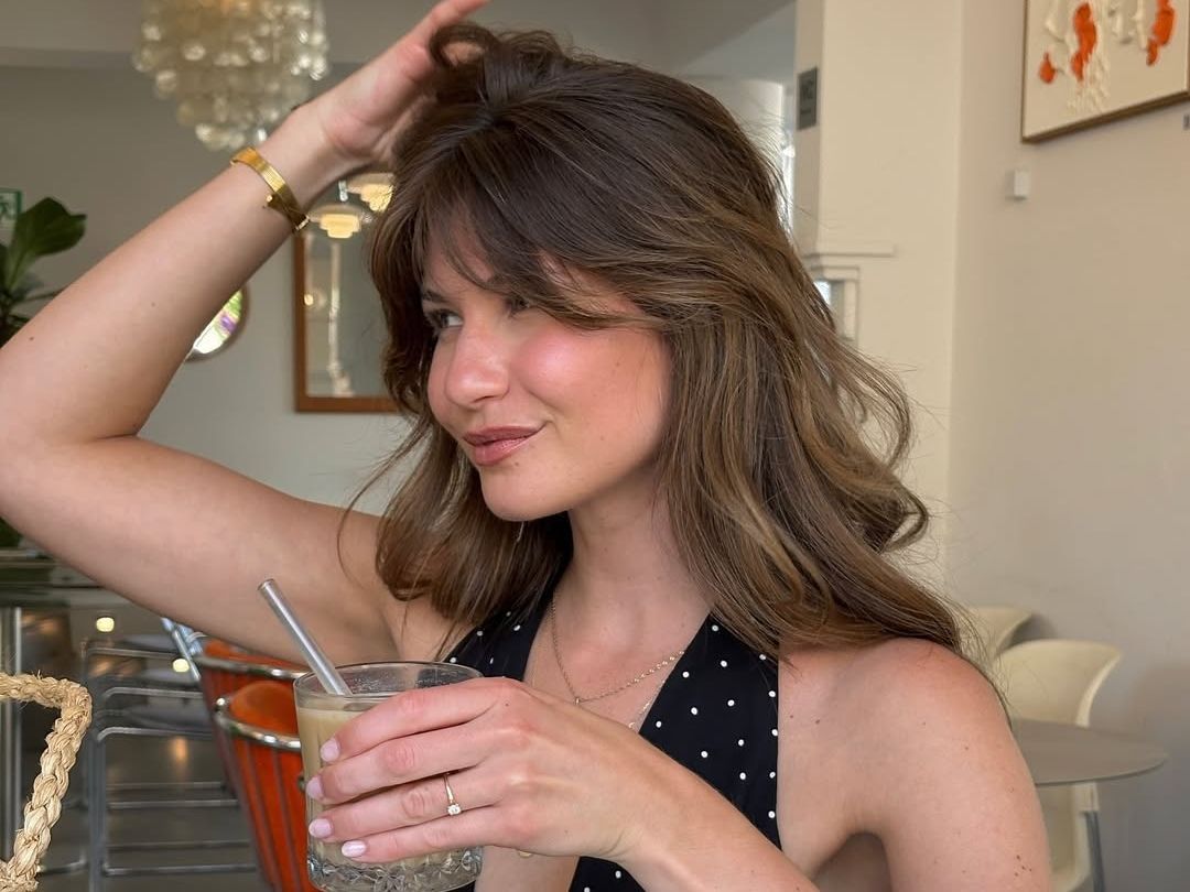 Teddy brunette: Η νέα απόχρωση που κάνει τα καστανά μαλλιά να δείχνουν πιο λαμπερά από ποτέ