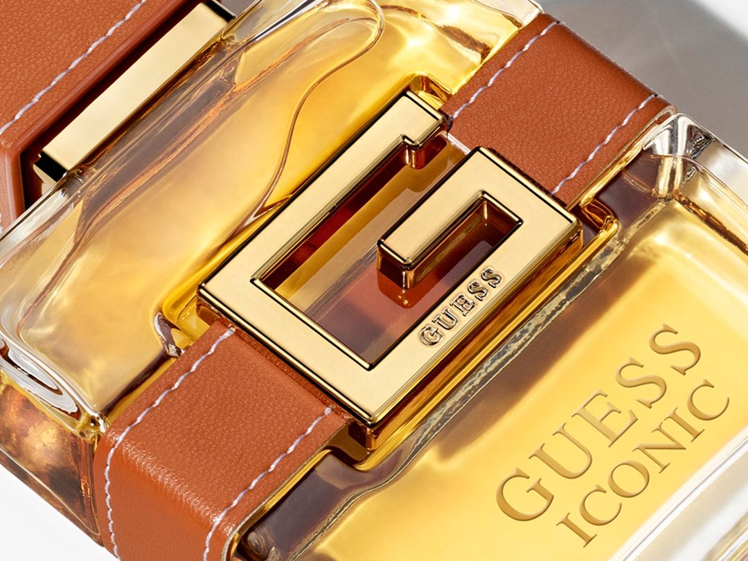 GUESS ICONIC fragrance For Men: Το δώρο που θα κάνεις στον iconic traveler σου