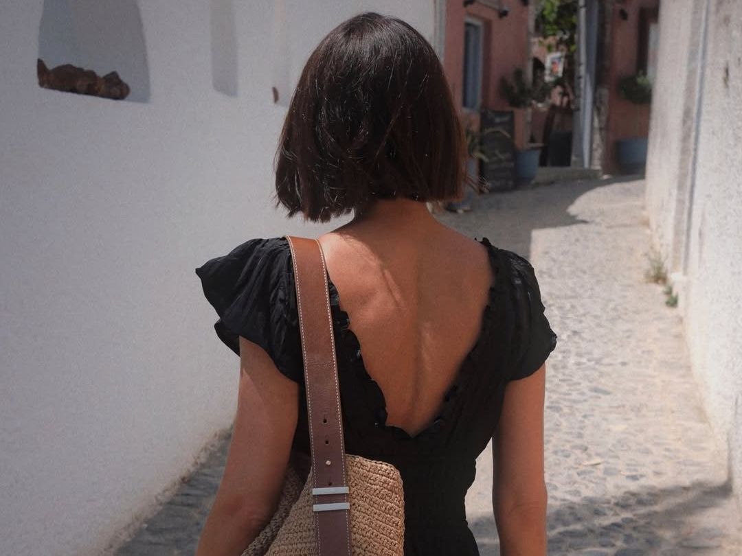 Ακμή στην πλάτη: Όλα τα tips για να απαλλαγείς μια για πάντα & να ευχαριστηθείς τα backless φορέματα