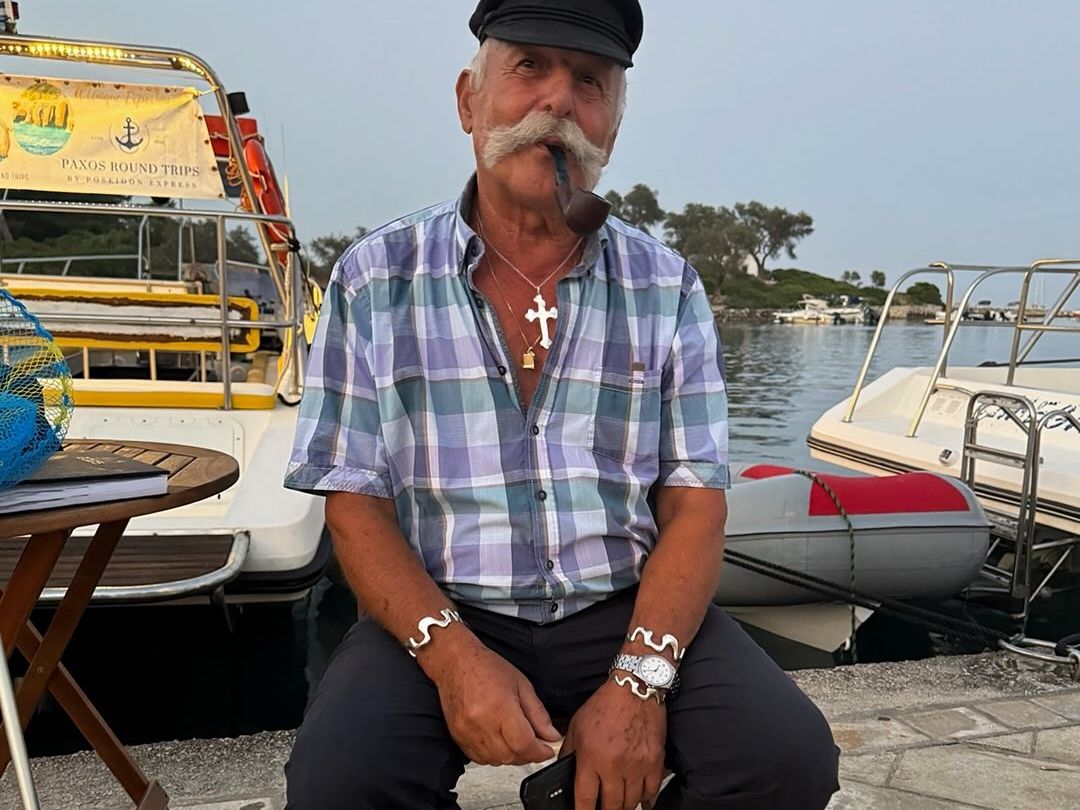 Ένα τυχαίο fashion collaboration έγινε στους Παξούς και έκανε τον κ. Κώστα μοντέλο σε καμπάνια