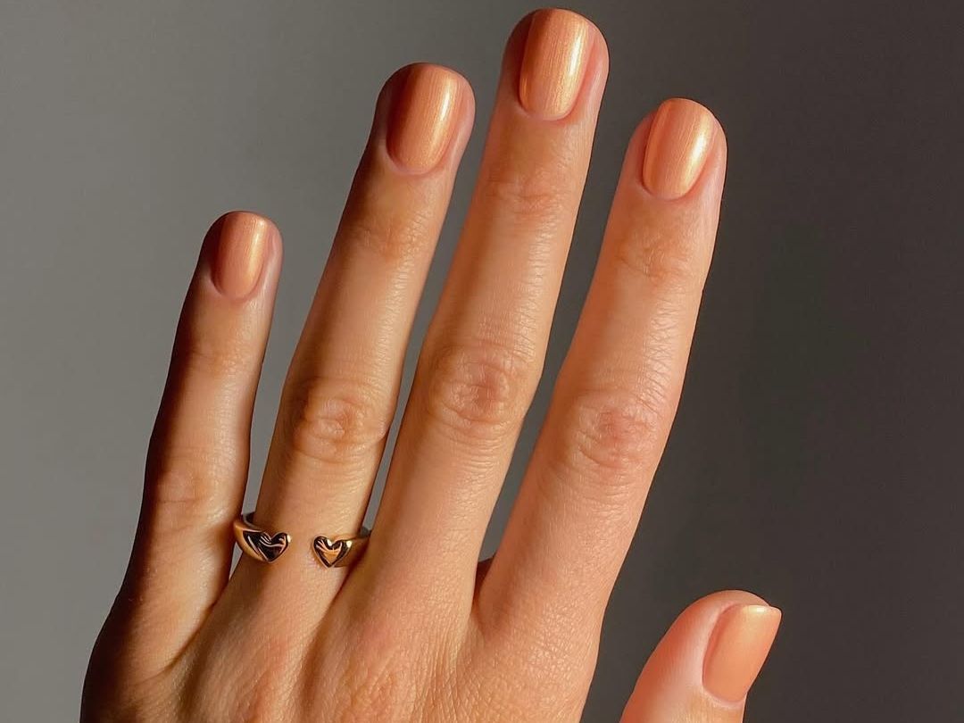 5 χρώματα στο manicure που θα αναδείξουν ακόμα περισσότερο το μαύρισμά σου - Αγαπημένο το ροδακινί