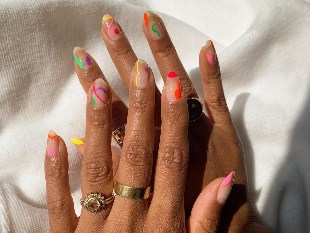 7 πολύχρωμα nail arts που θα λατρέψουν ακόμα και τα κορίτσια που κάνουν μόνο nude
