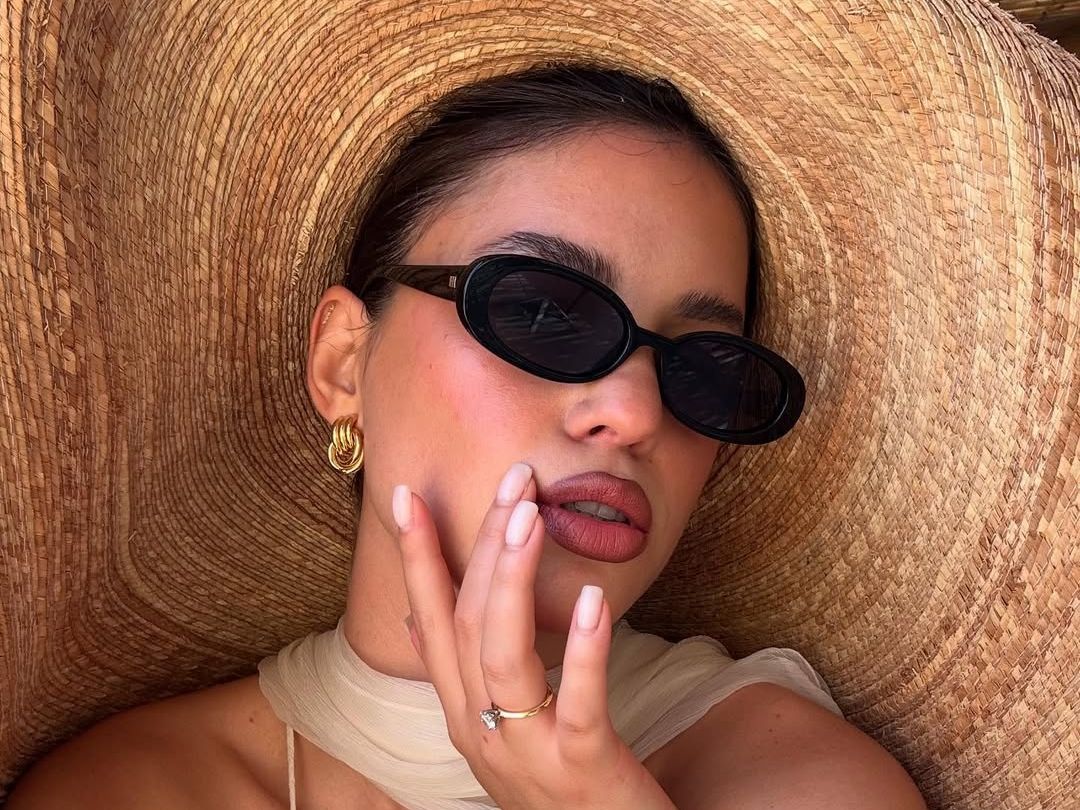 Θέλεις το μακιγιάζ σου να μένει «σταθερό» όλη τη μέρα; 5 setting sprays που αξίζει να δοκιμάσεις