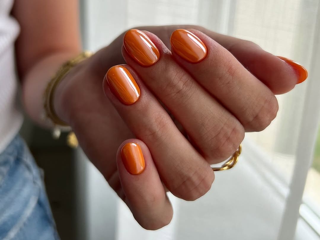 5 αποχρώσεις στο manicure που τονίζουν το μαύρισμα: από τη milky μέχρι τη ροδακινί