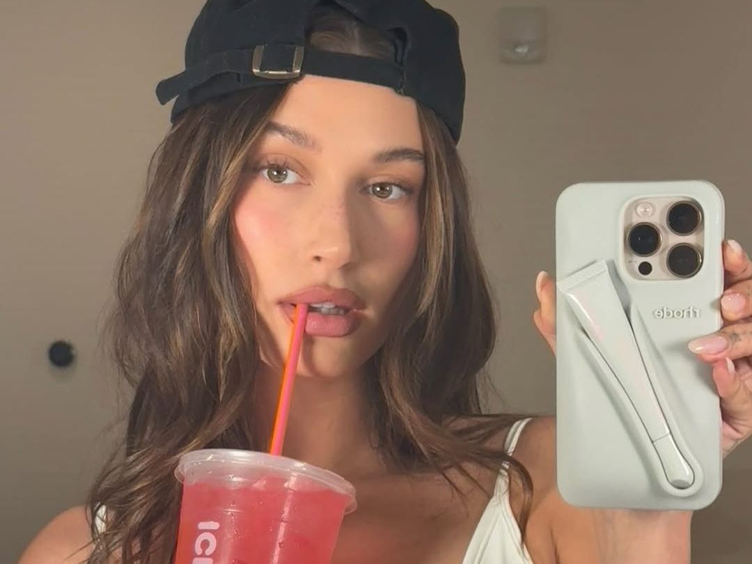 5 απλά βήματα που ακολουθεί η Hailey Bieber στην πρωινή skincare routine μετά την εγκυμοσύνη της