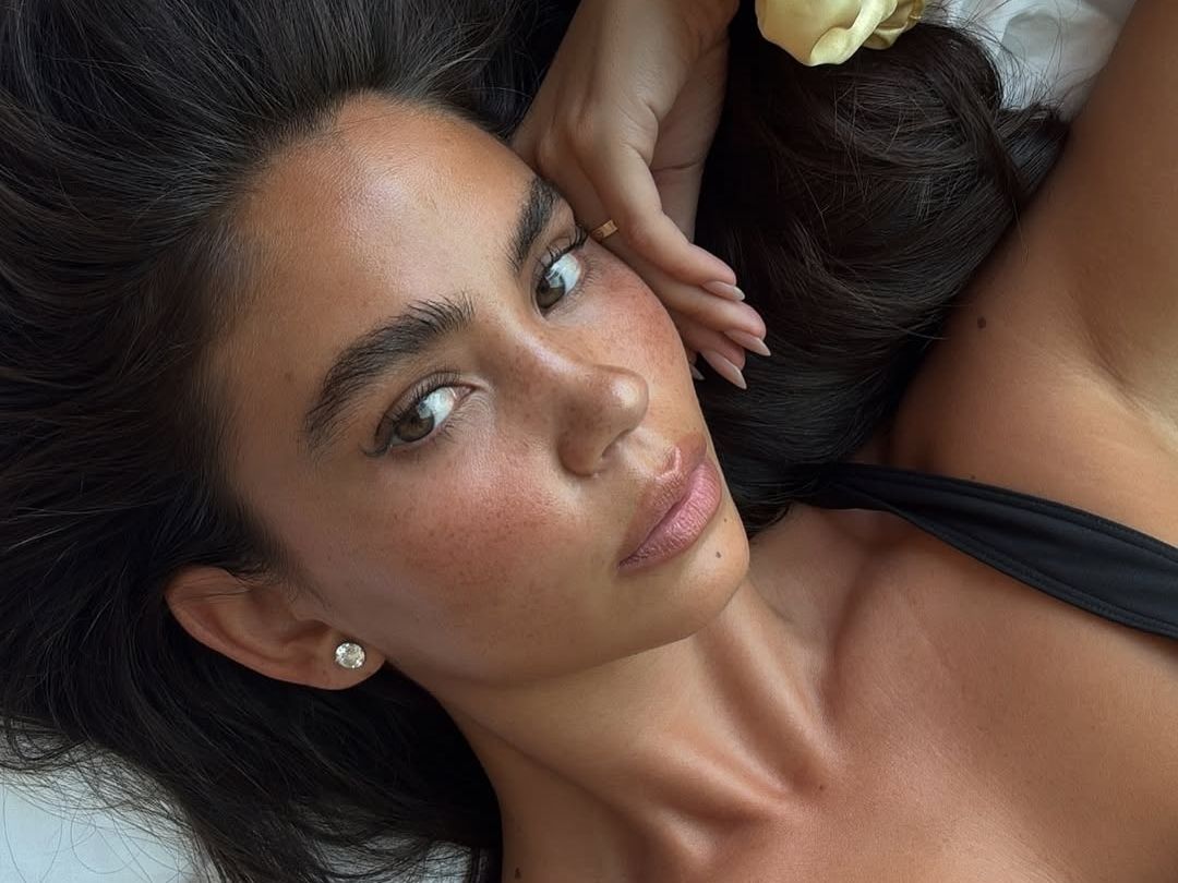 Το απόλυτο 90s comeback: 6 ρουζ σε στικ για ζυγωματικά, μάτια & χείλη