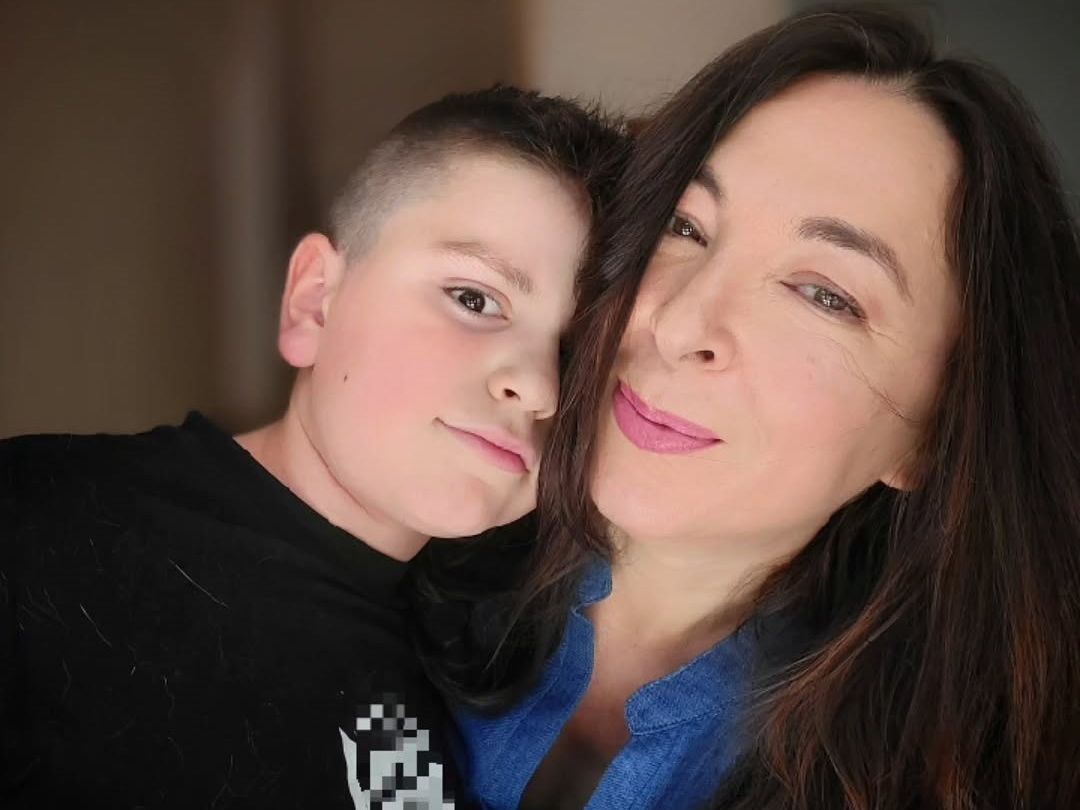 Ο Φοίβος Βουτσάς έγινε «ήρωας» και η έξοδος με τη μαμά και την αδερφή του viral στα social media