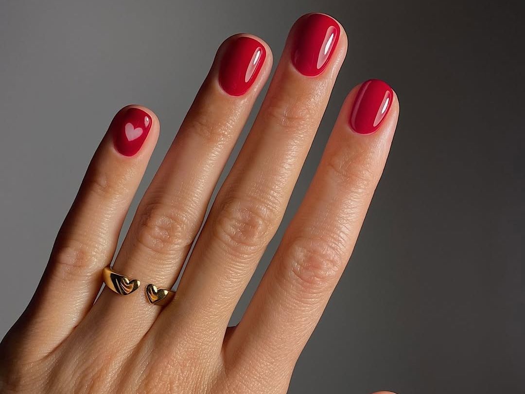 5 manicure που θα δούμε το φθινόπωρο 2025: Hot το κλασικό κόκκινο βερνίκι που επιστρέφει