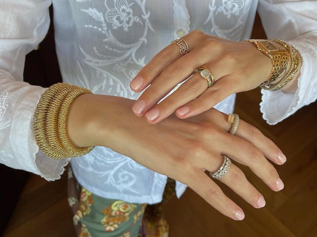 Milky nails: Το χρώμα στο manicure που κολακεύει το μαύρισμα και δείχνει περιποιημένο για μέρες