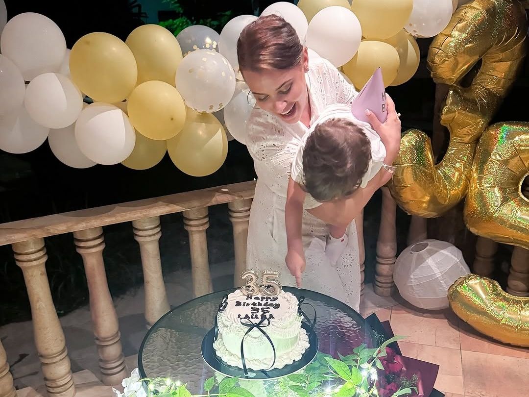 Η Λάουρα Νάργες έγινε 35 αγκαλιά με τον γιο της και οι ευχές από Survivor ξεχώρισαν