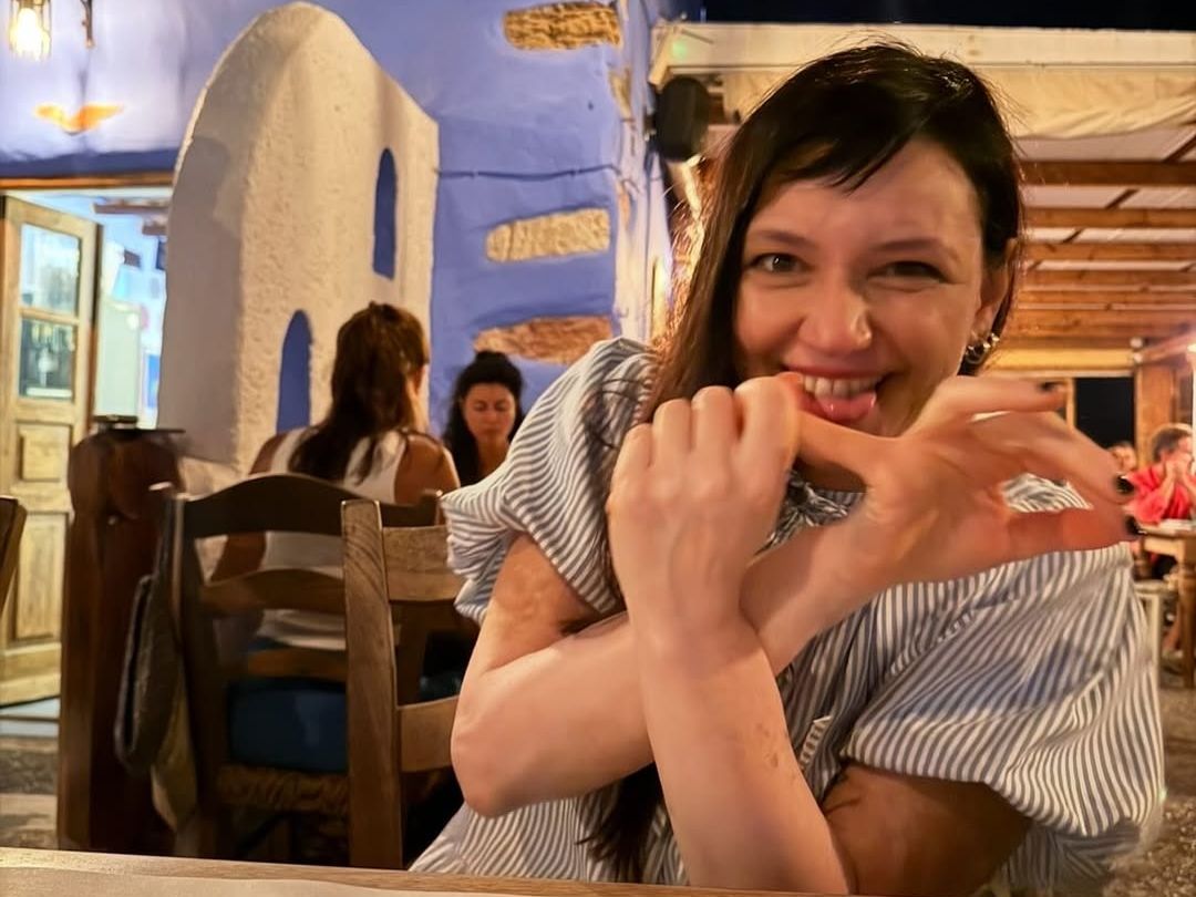 Η Αθηναΐς Νέγκα μοιράζεται 2 συμβουλές που αξίζει να ακούσεις και μιλά για την κατάρα στη γενιά της