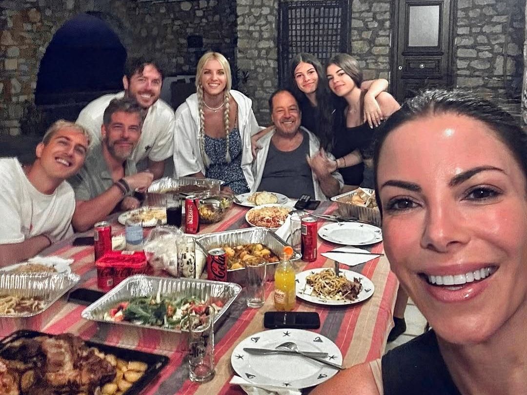 Ο Χάρης Βαρθακούρης απάντησε στα παράπονα του κοινού με την πιο απίθανη οικογενειακή φωτογραφία