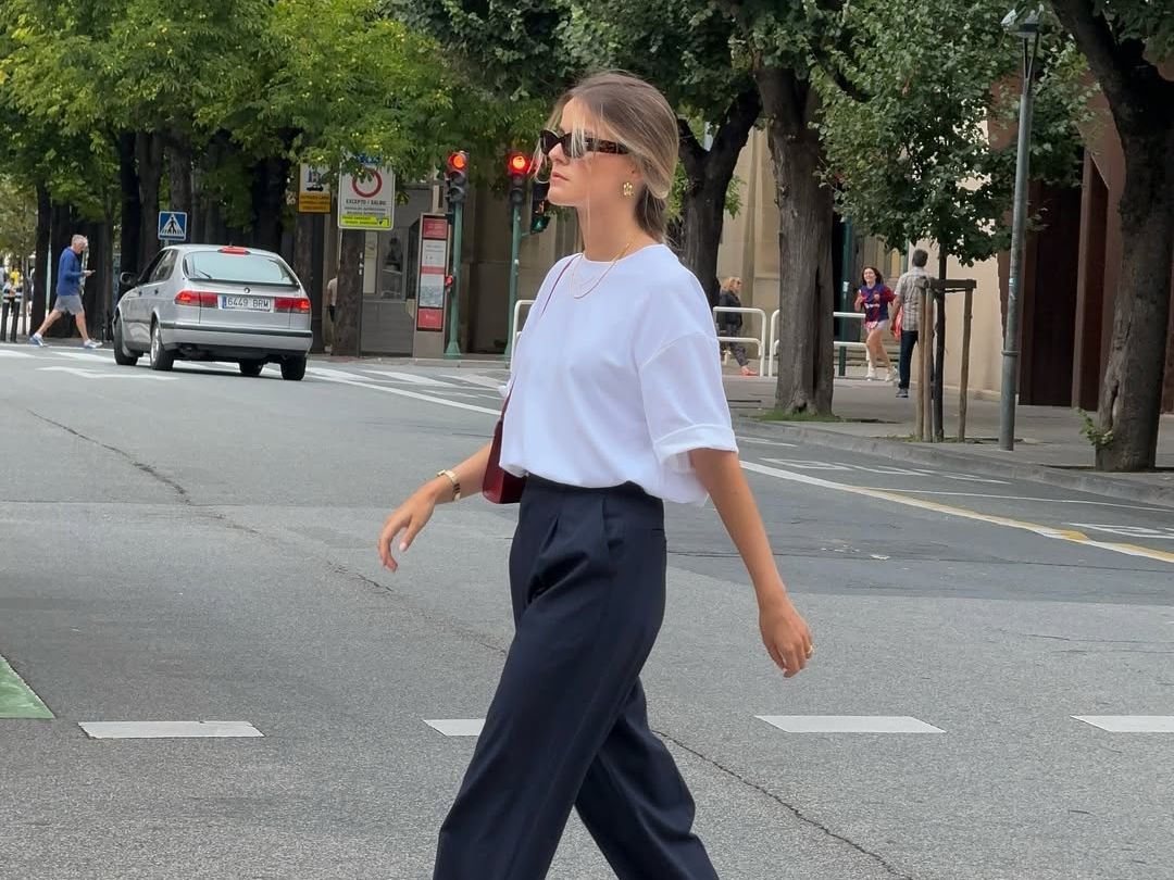 3 back-to-office καλοκαιρινά σύνολα που θα σου «λύσουν» τα χέρια