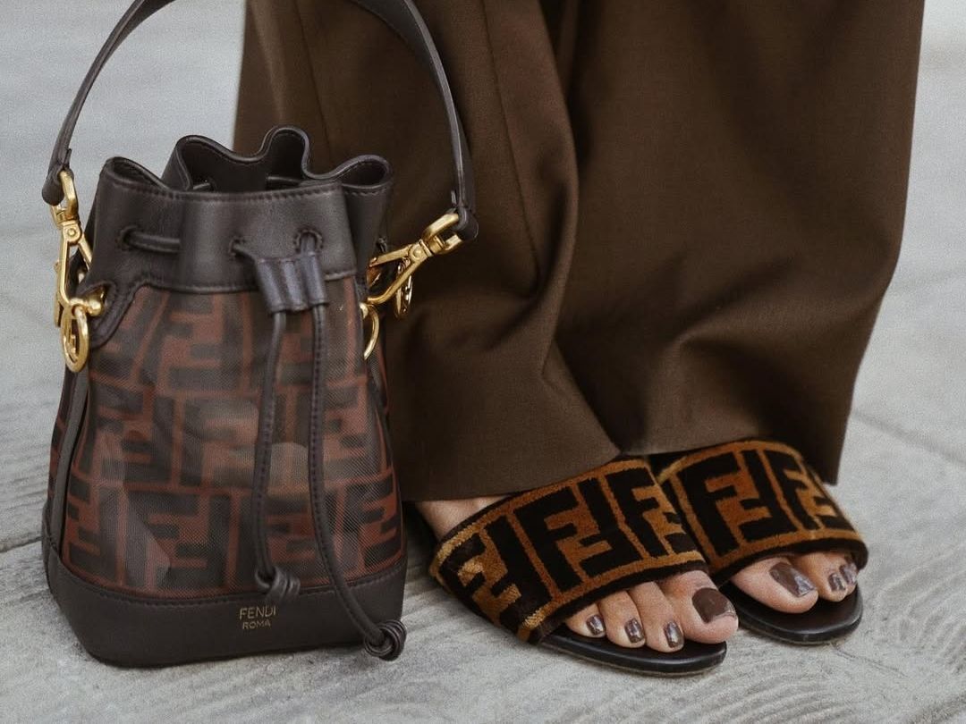 Φθινοπωρινό pedicure: Οι πιο κομψές αποχρώσεις που θα παρατείνουν για λίγο ακόμα το μαύρισμά σου