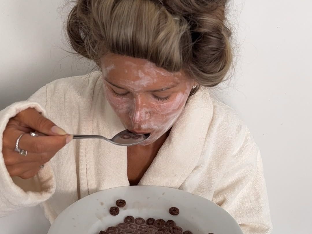 Glow up alert! Η πιο εύκολη DIY μάσκα προσώπου με μπανάνα & μέλι για λαμπερή επιδερμίδα