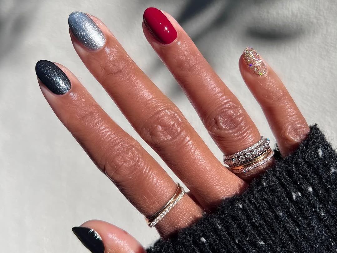 Dark magenta, olive green και καφέ βερνίκια θα πρωταγωνιστήσουν στο manicure τους επόμενους μήνες