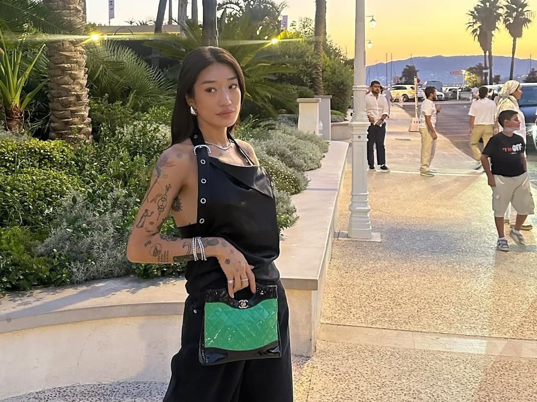 Peggy Gou: Το fashion icon της ηλεκτρονικής μουσικής και 5 εκκεντρικές τσάντες της