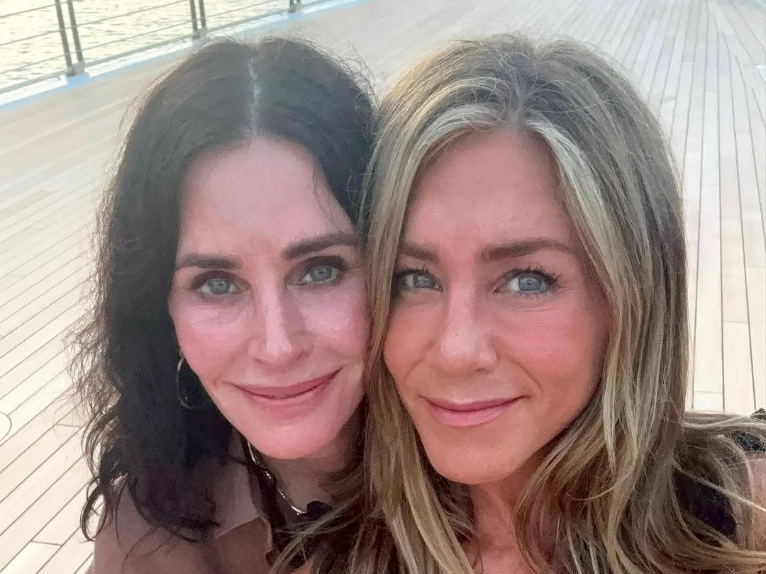 Η Jennifer Aniston κάνει πιστολάκι στην Courteney Cox και αποκαλύπτει το «βαρετό» μυστικό τους