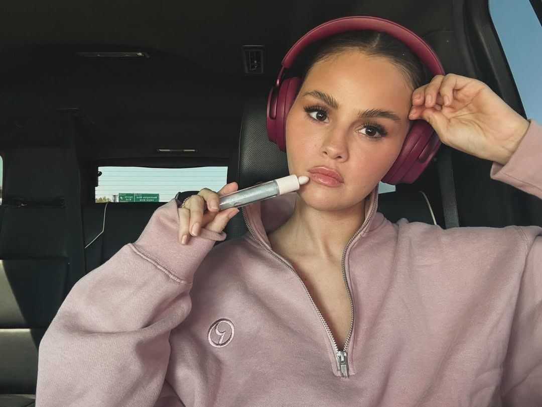 Η Selena Gomez είπε «αντίο» στο minimal mani επιλέγοντας ένα glam-glitter βερνίκι για τα άκρα της