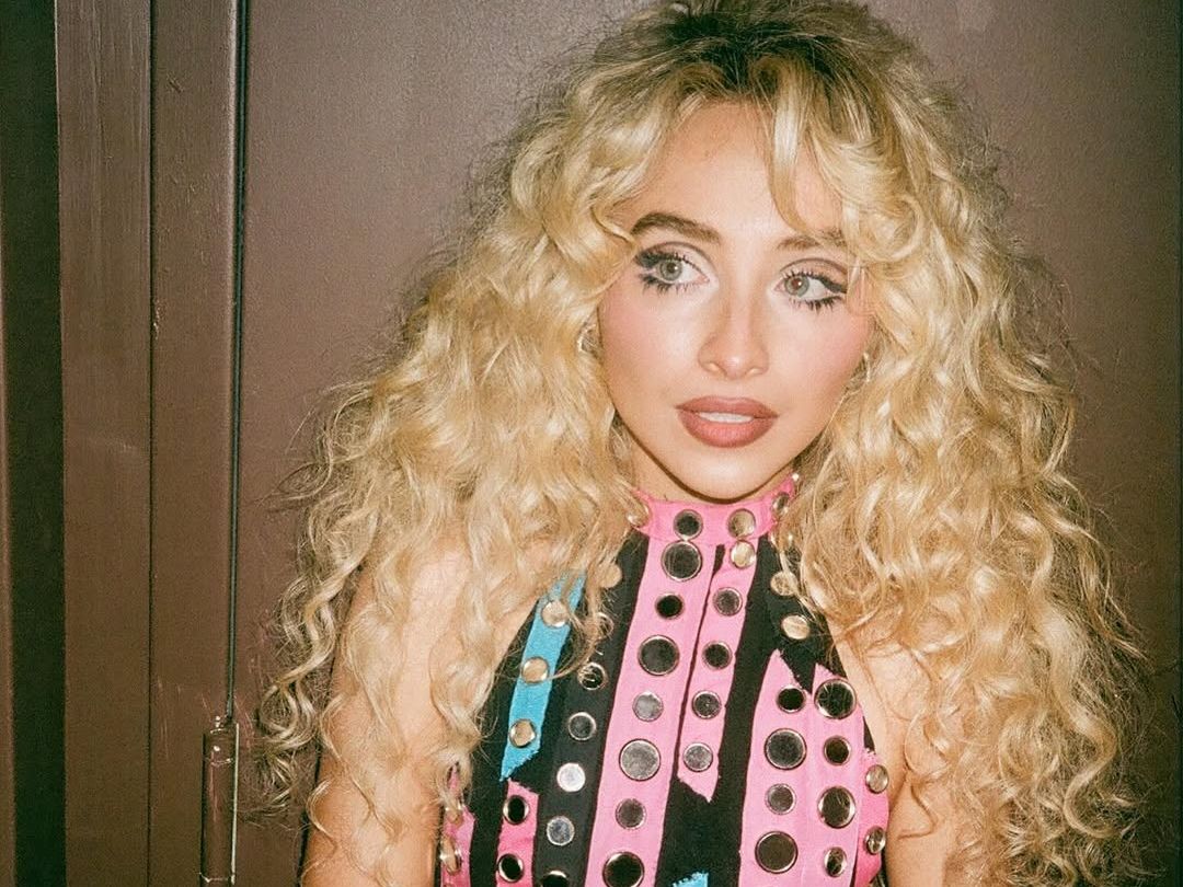 Η Sabrina Carpenter φόρεσε το θρυλικό disco φόρεμα της Cher, 50 χρόνια μετά